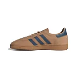 Championes Adidas Handball Spezial de gamuza color marrón claro con detalles en azul marino.