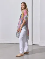 Kimono tejido con estampado patchwork multicolor, de mangas cortas amplias y corte suelto.
