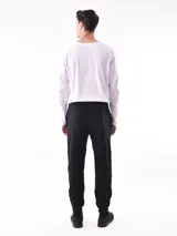 Pantalón de jogging color verde oliva con cintura elástica ajustable con cordón, bolsillos laterales y rodilleras reforzadas.