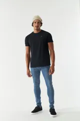 Remera color salmón de corte clásico, cuello redondo y logo bordado en el pecho.