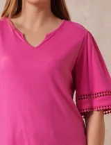 Remera blanca de algodón marca Ruby Rd con cuello redondo y escote en V. Tiene mangas cortas amplias con aplique de crochet.