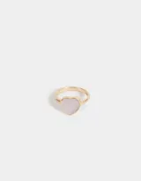 Anillo dorado con forma de corazón con textura rosa pálido.