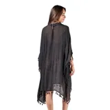 Kimono negro traslúcido con mangas anchas y flecos en ruedo y mangas, con cierre de botones frontal.