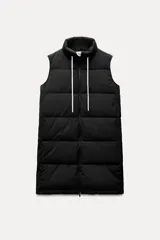 Chaleco largo negro acolchado con cuello alto ajustable con cordones y cierre frontal con cremallera.