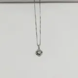 Conjunto de collar y dije con forma de flor en plata 925 con circonias.