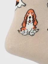 Calcetines largos color beige con diseño de perros de raza Basset Hound en diferentes poses. Algunos perros llevan sombreros de vaquero.