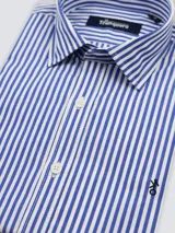 Camisa de vestir de hombre a cuadros celestes y blancos, de corte clásico, con cuello italiano y logo bordado en el frente.