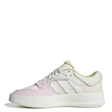 Championes Adidas Court 24 de mujer, color blanco con detalles en rosa y gris. Presentan las tres tiras características de la marca en los laterales, capellada de cuero sintético y mediasuela Cloudfoam para mayor comodidad.