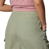 Pantalón negro de corte ancho, con cintura elástica y cordón ajustable. Cuenta con tecnología Omni-Shield™ Release, que repele el agua y las manchas. Tiene un bolsillo con cierre de velcro, aberturas laterales con broches a presión y aberturas reforzadas en los tobillos.