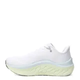 Championes de running New Balance blancos con detalles plateados, logo de la marca en los laterales y suela Fresh Foam.