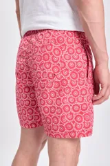 Short de baño rojo con estampado de arabescos blancos, cintura elástica y cordón ajustable.