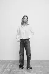 Jeans largos de tiro bajo, corte bootcut y efecto lavado.