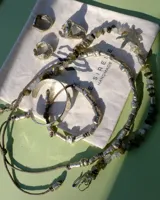 Collar de alpaca con cuentas de labradorita, jaspe rojo y cuarzo lima. Incluye una estrella de mar realizada a mano y una perla de río natural.