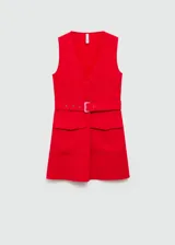 Vestido corto blanco de tejido fluido con cuello pico, cinturón decorativo y bolsillos delanteros.