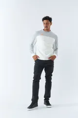 Buzo de algodón color block para hombre, con manga larga y arte estampado en el pecho.