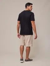 Remera azul marino de algodón con cuello redondo y logo bordado en el pecho.