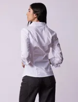 Camisa blanca de algodón marca Zac & Rachel, con cuello con solapa, abertura central con botones, delantera tableada y laterales elastizados.