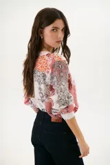 Camisa de manga larga con estampado abstracto en tonos rosa, blanco y negro.