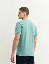 Remera manga corta con cuello mao y media botonadura, color azul.