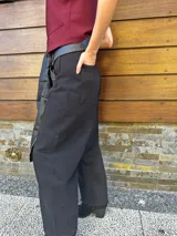 Pantalón de jean negro, corte amplio y tiro alto.