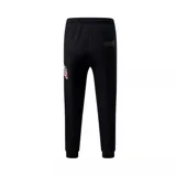 Pantalón de jogging negro con puños elásticos y cordón ajustable en la cintura. Presenta el logo de Los Angeles Lakers en la pierna derecha y el escudo del equipo en la pierna izquierda.