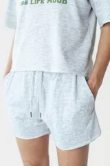 Short color beige con cintura elastizada y cordón ajustable.