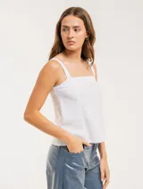 Top sin mangas negro de lino con breteles amplios y diseño de franjas combinadas con lurex.