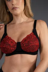 Soutien reductor reforzado sin aro, color negro con detalles de puntilla roja en las copas. Escote alto, espalda y ganchos reforzados. Breteles elásticos regulables.