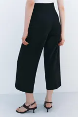 Pantalón culotte negro de tiro alto y pierna ancha.