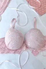 Soutien de copa armada con aro, confeccionado en puntilla rosada con detalle de encaje floral. Posee breteles elásticos regulables.