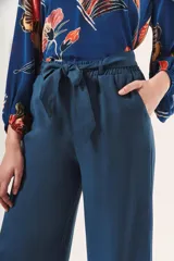 Pantalón azul petróleo de corte palazzo con lazo en la cintura.