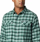 Camisa de franela Columbia para hombre, a cuadros en tonos negro, gris, beige y blanco. Confeccionada en algodón con elastano para mayor comodidad y flexibilidad. Cuenta con cuello abotonado, cierre frontal con botones, dos bolsillos en el pecho con cierre de botón y puños abotonados.