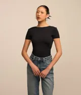 Pantalón mom confeccionado en jeans celeste, con cintura con trabillas dobles, cierre por botón y cremallera, bolsillos delanteros y traseros, y lateral desplazada.