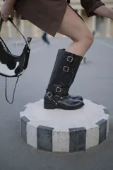 Botas de cuero negro con caña desmontable que se sujeta con una tobillera de velcro.