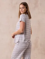 Conjunto de pijama marca René Rofé, compuesto por remera de manga corta con escote redondo y botón, y pantalón capri con cintura elastizada.