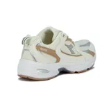 Championes deportivos Diadora modelo Anyma, color crema con detalles en beige y gris claro. Presentan una silueta de running estilo 'chunky' con capellada de malla y superposiciones de cuero sintético, entresuela gruesa blanca y suela exterior en tono marrón claro.