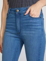 Pantalón de jean azul oscuro, corte super skinny y cintura alta.