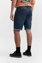 Bermuda de jean negra con dobladillo y corte a la rodilla.