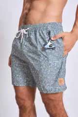 Short de baño celeste con estampado de gaviotas en negro y etiqueta con logo en la pierna.