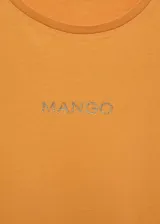 Camiseta blanca de algodón con logo 'Mango' estampado en dorado en el pecho.