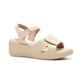 Sandalias de cuero color beige, con plataforma y ajuste con velcro.