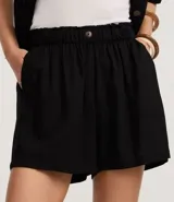 Short blanco de corte runner evasé, con cintura elástica fruncida y un botón decorativo. Presenta bolsillos laterales y un calce suelto.