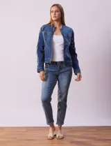 Campera de jean azul, marca Baccini, con cierre frontal, bolsillos delanteros y composición de 70% algodón, 26% poliéster, 3% rayón y 1% elastano.