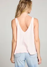 Musculosa rosa pálido con escote en V y breteles anchos.