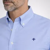 Camisa de algodón Oxford blanca con spandex, cuello con botones y logo bordado en el pecho.