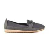 Zapato bajo tipo mocasín color beige, con capellada de tejido calado, detalle de hebilla dorada y suela plana.