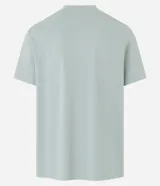 Remera básica de algodón color verde claro, corte comfort, con cuello redondo, mangas cortas y bolsillo en el pecho.