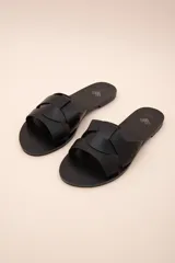 Sandalias negras con tiras anchas cruzadas en el empeine.