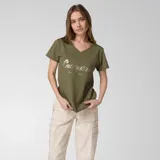 Remera blanca de mujer, con cuello en V y logo de Caterpillar estampado en el pecho.