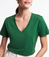 Remera básica de media malla color rosa, con escote en V y mangas cortas.